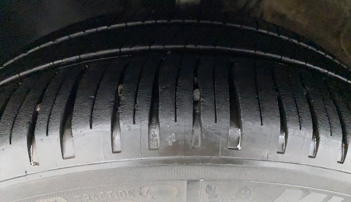 2016 Skoda Rapid AMBITION 1.6 MPI MT PLUS, Petrol, Manual, 82,482 km, Left Front Tyre Tread