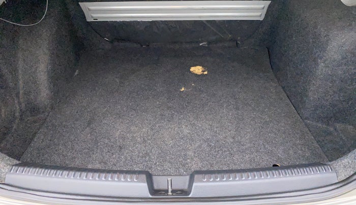 2016 Skoda Rapid AMBITION 1.6 MPI MT PLUS, Petrol, Manual, 82,482 km, Boot Inside View