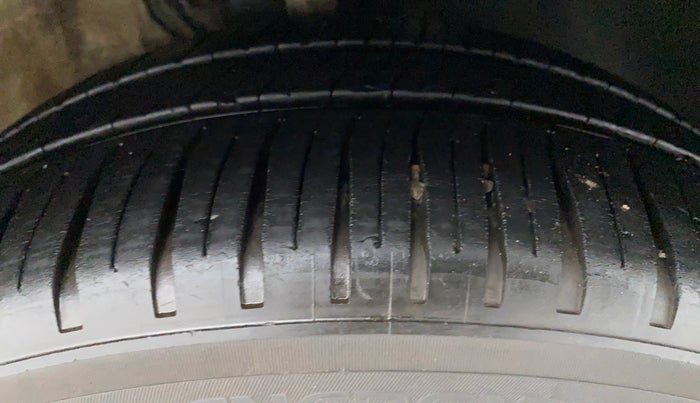 2016 Skoda Rapid AMBITION 1.6 MPI MT PLUS, Petrol, Manual, 82,482 km, Right Front Tyre Tread