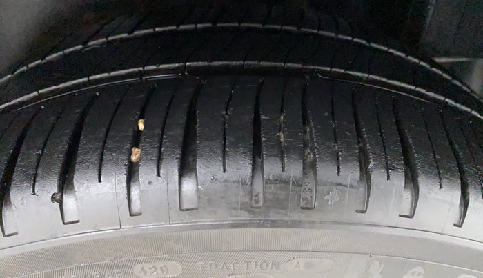 2016 Skoda Rapid AMBITION 1.6 MPI MT PLUS, Petrol, Manual, 82,482 km, Left Rear Tyre Tread