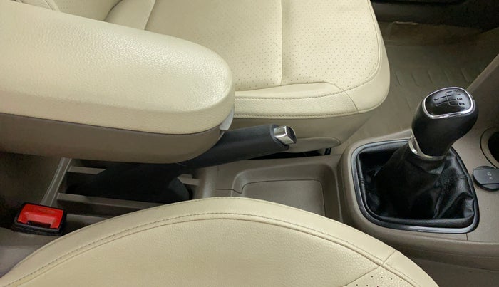 2016 Skoda Rapid AMBITION 1.6 MPI MT PLUS, Petrol, Manual, 82,482 km, Gear Lever