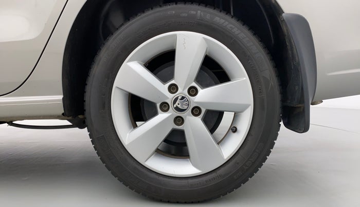 2016 Skoda Rapid AMBITION 1.6 MPI MT PLUS, Petrol, Manual, 82,482 km, Left Rear Wheel