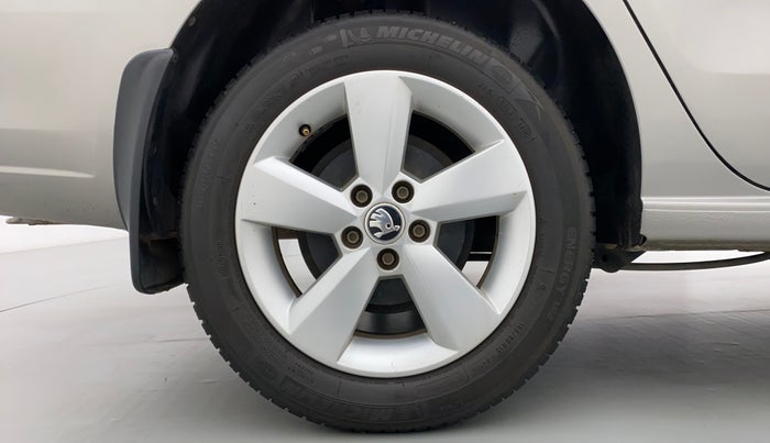 2016 Skoda Rapid AMBITION 1.6 MPI MT PLUS, Petrol, Manual, 82,482 km, Right Rear Wheel