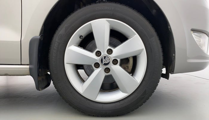 2016 Skoda Rapid AMBITION 1.6 MPI MT PLUS, Petrol, Manual, 82,482 km, Right Front Wheel