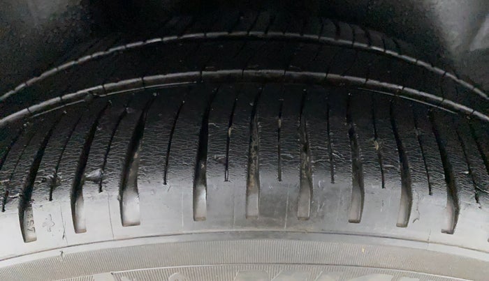 2016 Skoda Rapid AMBITION 1.6 MPI MT PLUS, Petrol, Manual, 82,482 km, Right Rear Tyre Tread