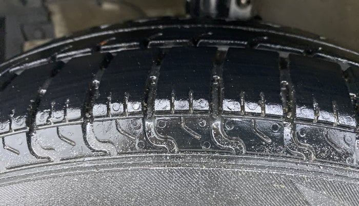 2017 Maruti Swift VDI, Diesel, Manual, 82,916 km, Left Front Tyre Tread