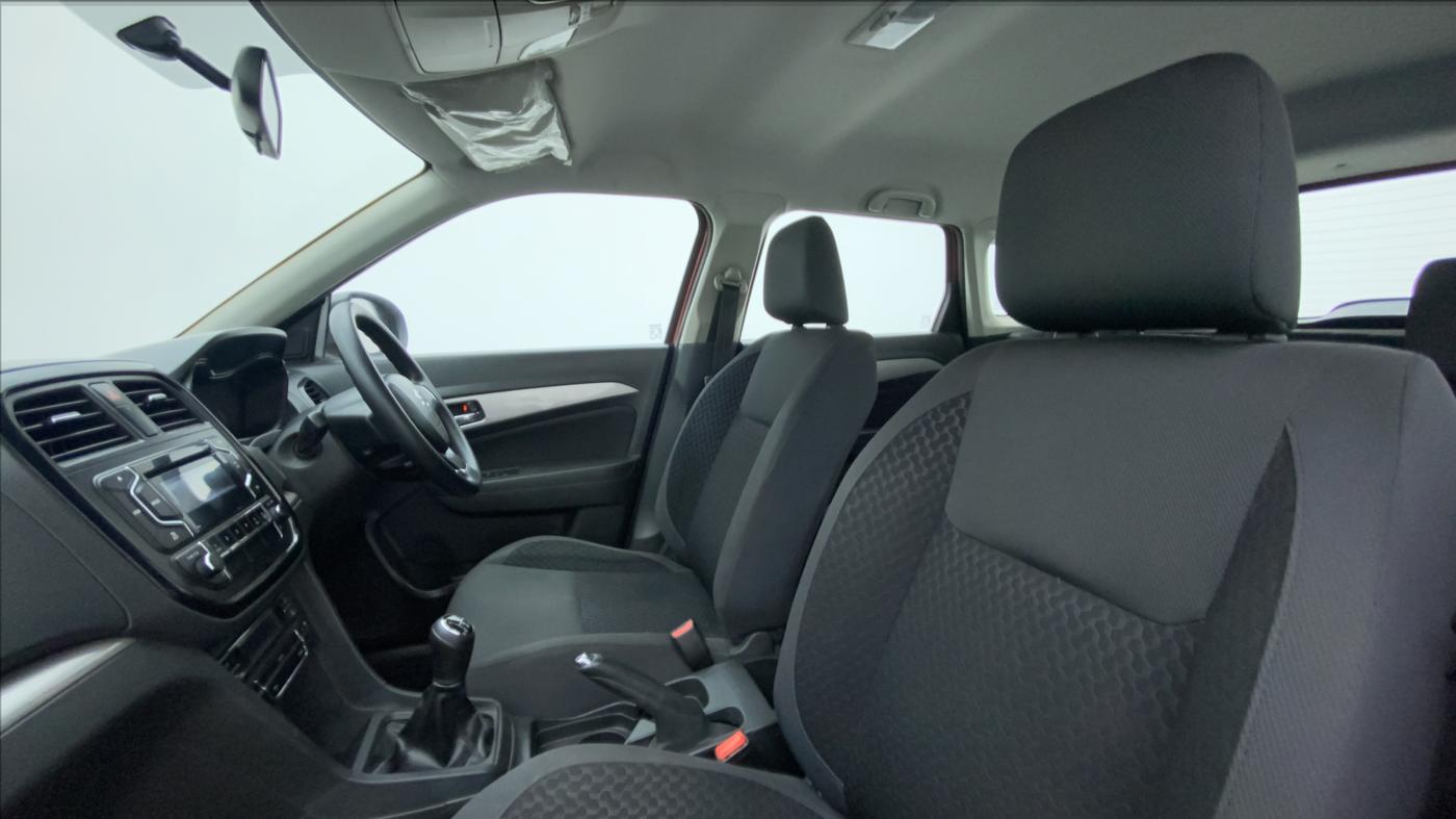 2016 Maruti Vitara Brezza ZDI, Diesel, Manual, 98,637 km, Right Side Front Door Cabin