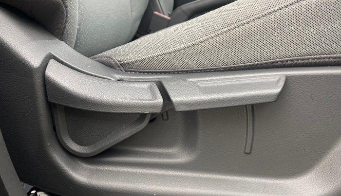 2025 KIA SYROS HTK Plus 1.0 Turbo 6MT, Petrol, Manual, 9,177 km, Driver Side Adjustment Panel