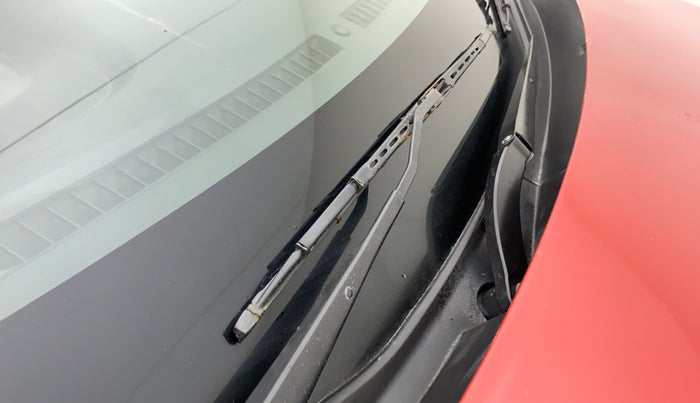 2018 Maruti Vitara Brezza ZDI PLUS, Diesel, Manual, 40,190 km, Front windshield - Wiper blade not fixed properly