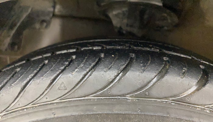 2015 Hyundai Eon SPORTZ, Petrol, Manual, 32,534 km, Left Front Tyre Tread