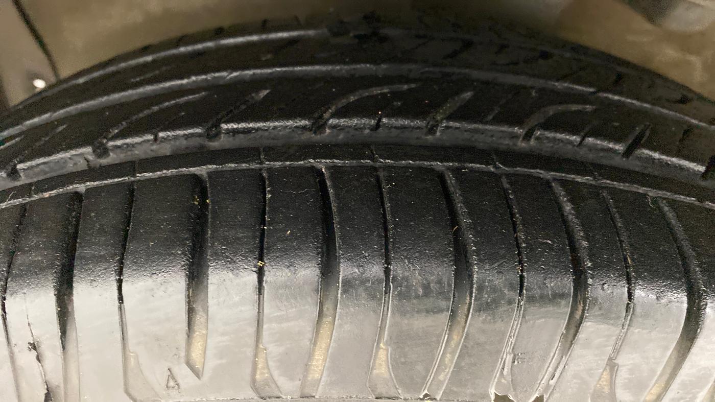 2010 Maruti Ritz ZXI, Petrol, Manual, 47,698 km, Left Front Tyre Tread