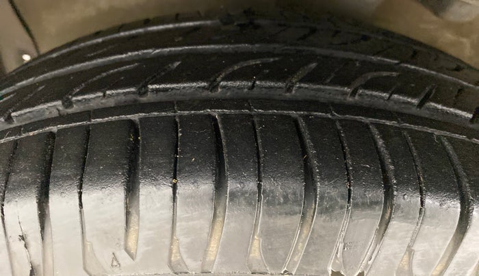 2010 Maruti Ritz ZXI, Petrol, Manual, 47,698 km, Left Front Tyre Tread