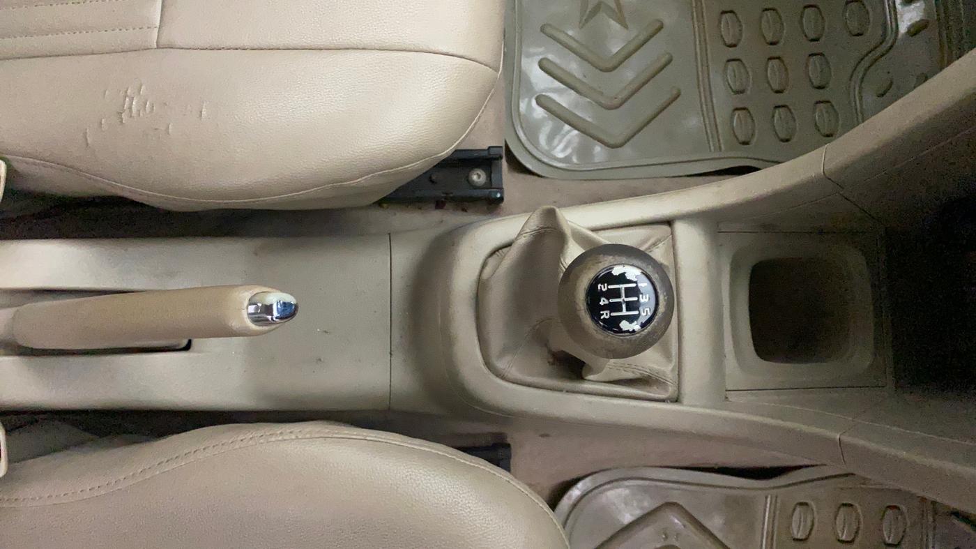 2015 Maruti Swift Dzire ZXI, Petrol, Manual, 1,05,566 km, Gear Lever