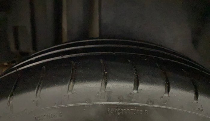 2015 Maruti Swift Dzire ZXI, Petrol, Manual, 1,05,566 km, Right Rear Tyre Tread