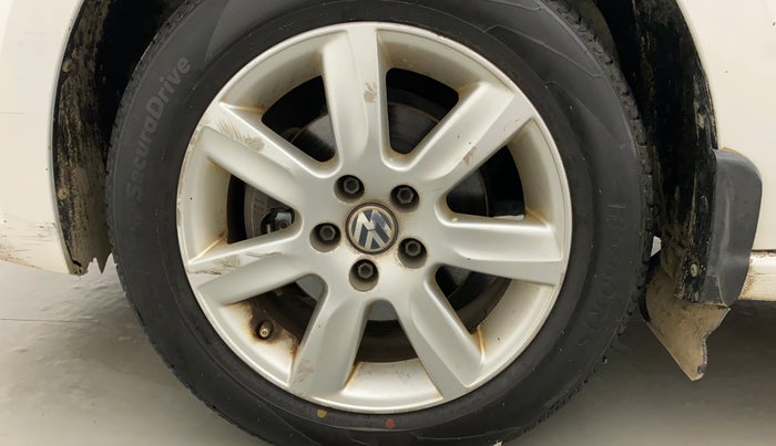 2011 Volkswagen Vento HIGHLINE PETROL AT, Petrol, Automatic, 60,391 km, Left front tyre - Minor scratches