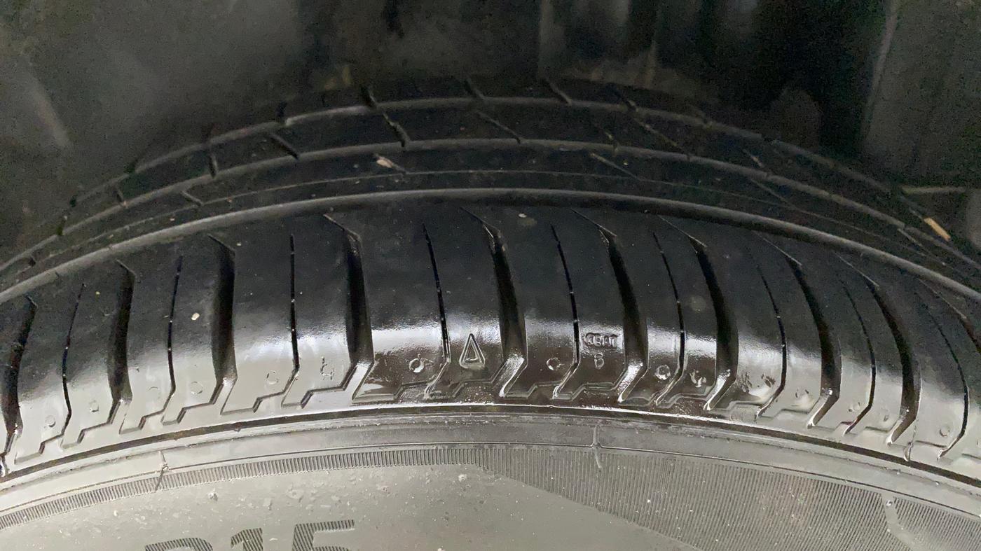2011 Volkswagen Vento HIGHLINE PETROL AT, Petrol, Automatic, 60,391 km, Left Rear Tyre Tread