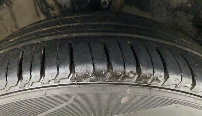 2011 Volkswagen Vento HIGHLINE PETROL AT, Petrol, Automatic, 60,391 km, Right Front Tyre Tread