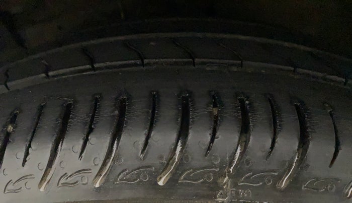 2013 Maruti Ertiga VXI, Petrol, Manual, 55,773 km, Right Rear Tyre Tread