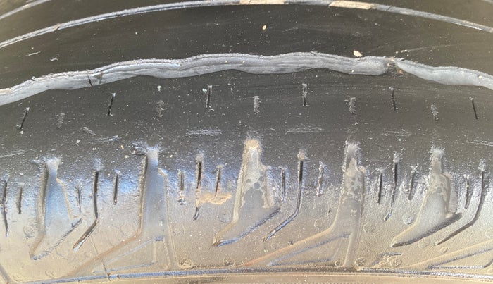 2017 Mahindra XUV500 W6, Diesel, Manual, 88,820 km, Right Front Tyre Tread