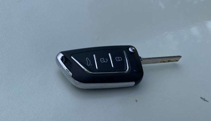 2017 Mahindra XUV500 W6, Diesel, Manual, 88,820 km, Key Close Up