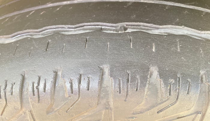 2017 Mahindra XUV500 W6, Diesel, Manual, 88,820 km, Left Front Tyre Tread