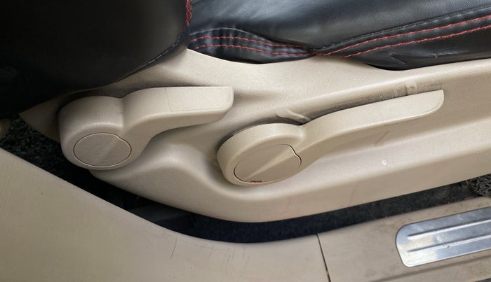 2017 Mahindra XUV500 W6, Diesel, Manual, 88,820 km, Driver Side Adjustment Panel