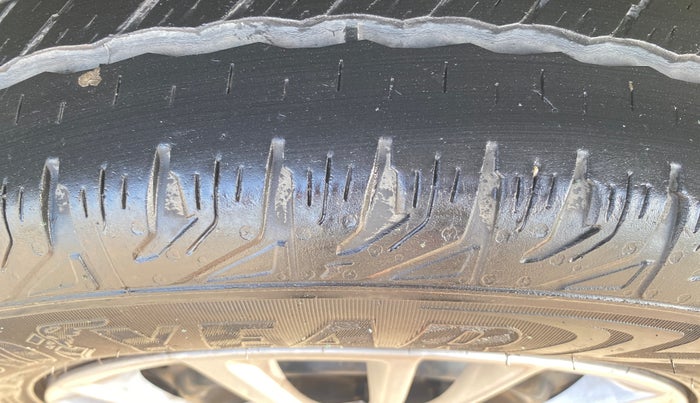 2017 Mahindra XUV500 W6, Diesel, Manual, 88,820 km, Right Rear Tyre Tread