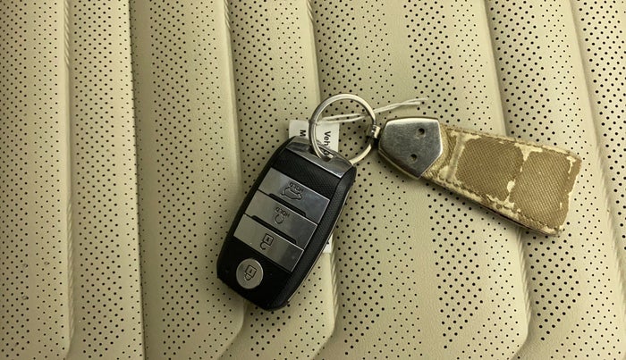 2023 KIA CARENS LUXURY 1.5 TURBO PETROL IMT 7 STR, Petrol, Manual, 60,141 km, Key Close Up