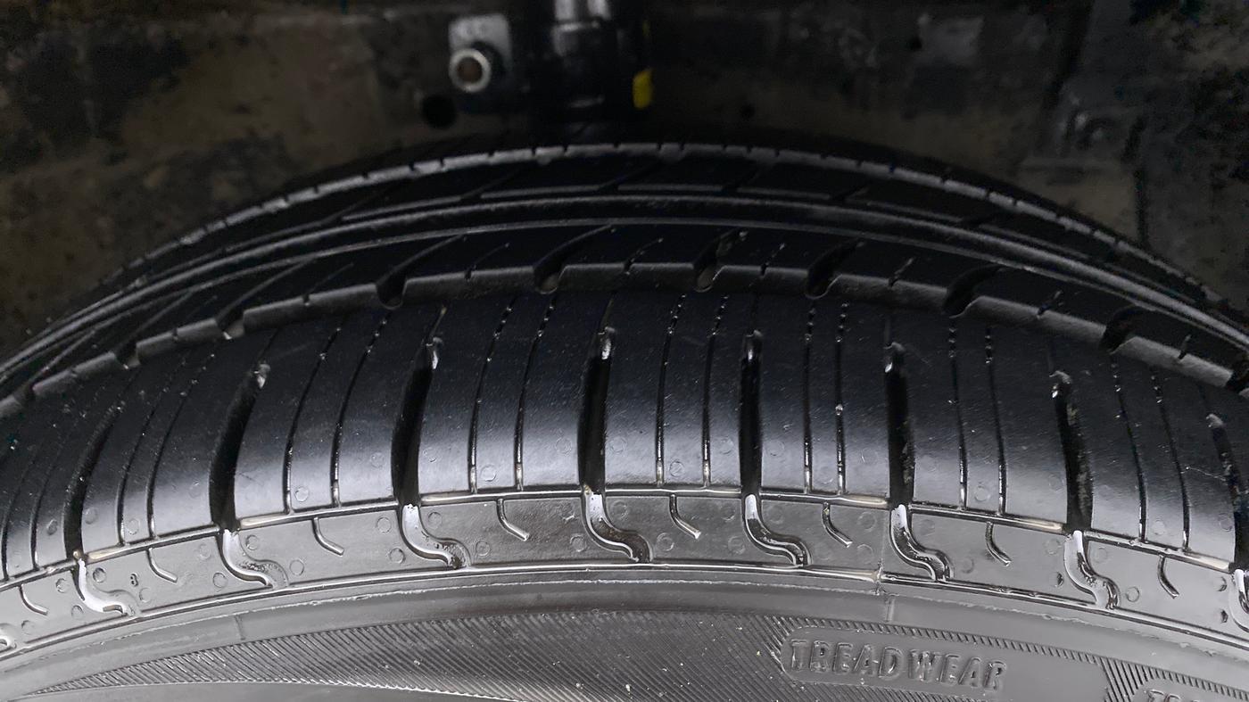 2014 Maruti Ertiga VXI, Petrol, Manual, 53,643 km, Right Front Tyre Tread