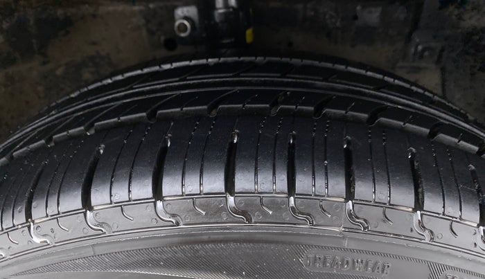 2014 Maruti Ertiga VXI, Petrol, Manual, 53,643 km, Right Front Tyre Tread