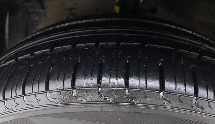 2014 Maruti Ertiga VXI, Petrol, Manual, 53,643 km, Left Front Tyre Tread