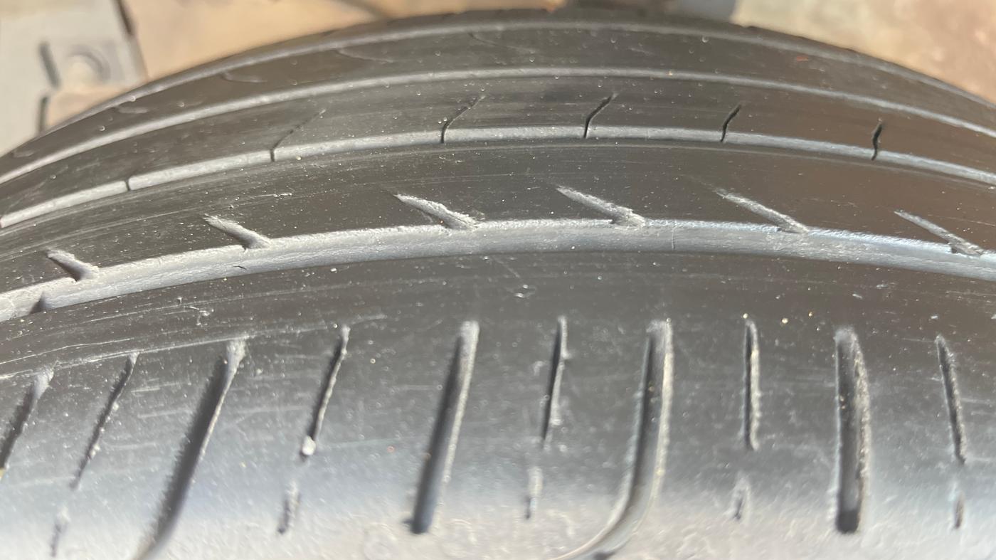 2019 Maruti Ciaz ALPHA  AT 1.5 SHVS PETROL, Petrol, Automatic, 87,979 km, Left Front Tyre Tread