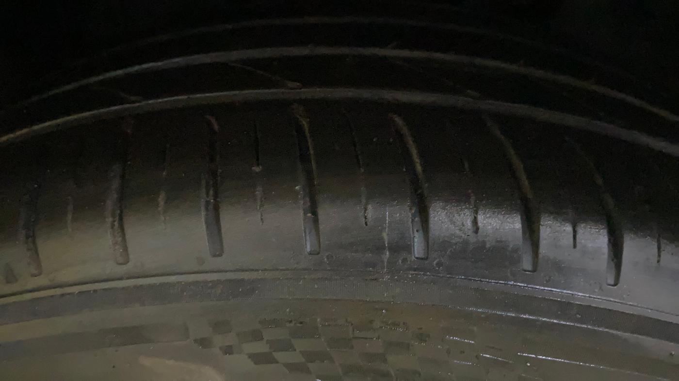 2017 Tata Hexa XT 4X2 7 STR, Diesel, Manual, 1,35,773 km, Right Front Tyre Tread
