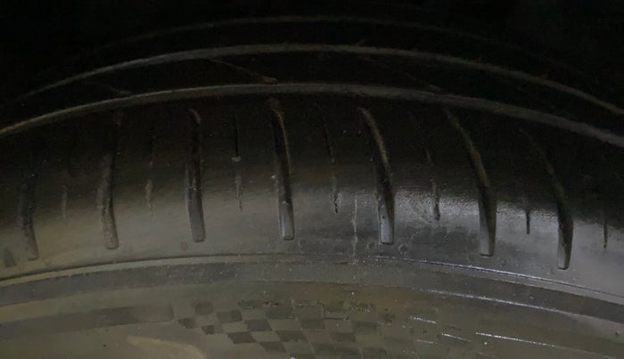 2017 Tata Hexa XT 4X2 7 STR, Diesel, Manual, 1,35,773 km, Right Front Tyre Tread