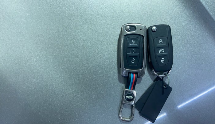 2017 Tata Hexa XT 4X2 7 STR, Diesel, Manual, 1,35,773 km, Key Close Up