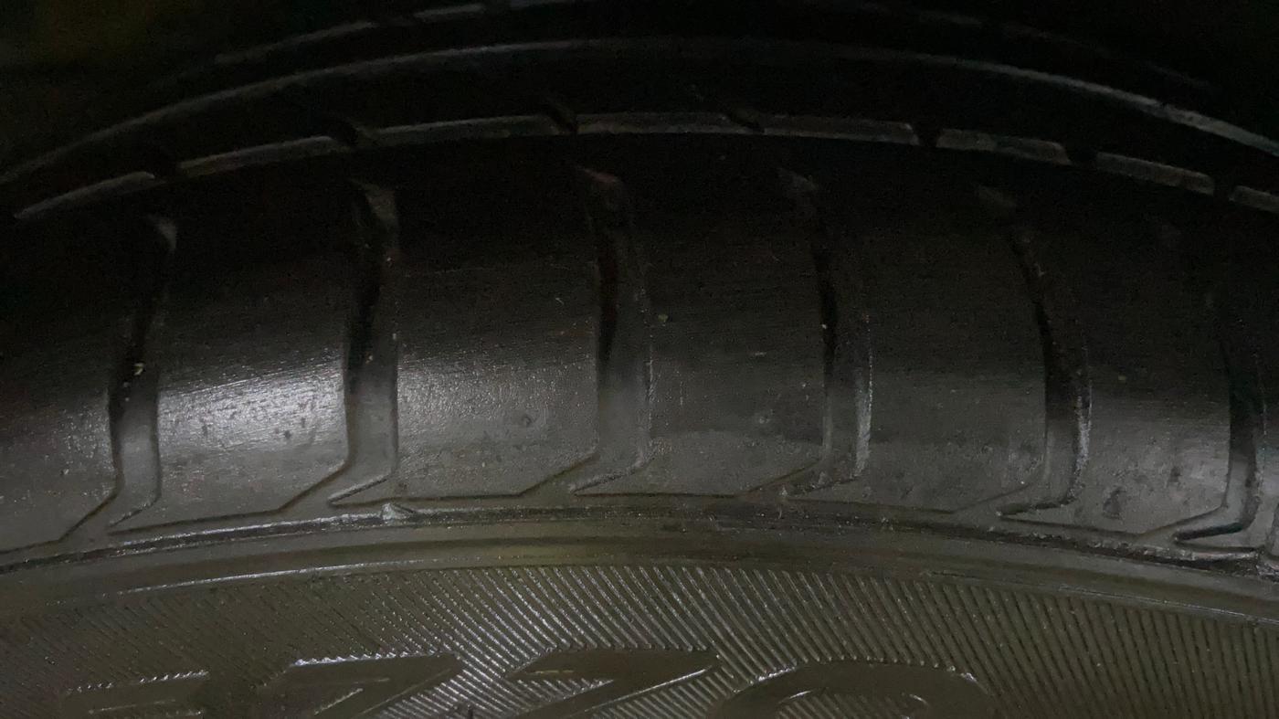 2017 Tata Hexa XT 4X2 7 STR, Diesel, Manual, 1,35,773 km, Right Rear Tyre Tread