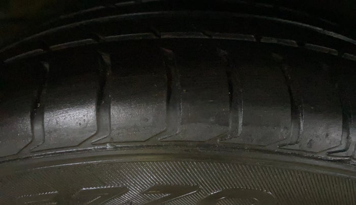 2017 Tata Hexa XT 4X2 7 STR, Diesel, Manual, 1,35,773 km, Right Rear Tyre Tread