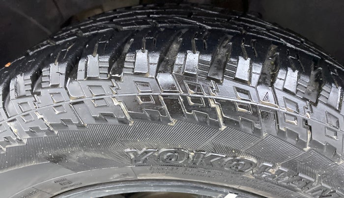 2014 Renault Duster RXE PETROL 104, Petrol, Manual, 31,003 km, Left Front Tyre Tread