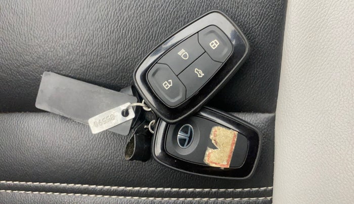 2020 Tata ALTROZ XT PETROL, Petrol, Manual, 28,199 km, Key Close Up