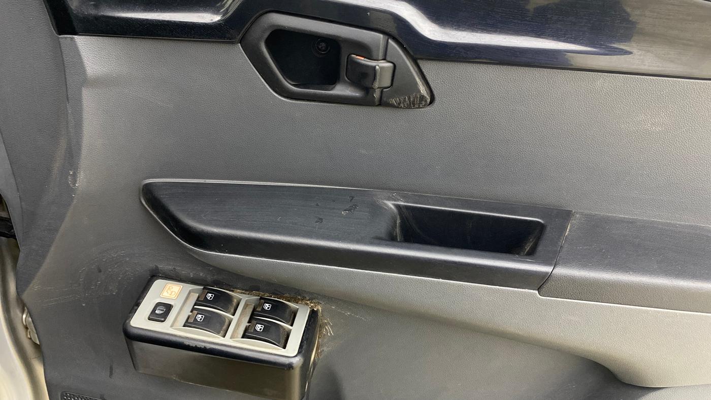2017 Mahindra KUV 100 NXT K2 P 6 STR, Petrol, Manual, 46,976 km, Driver Side Door Panels Control