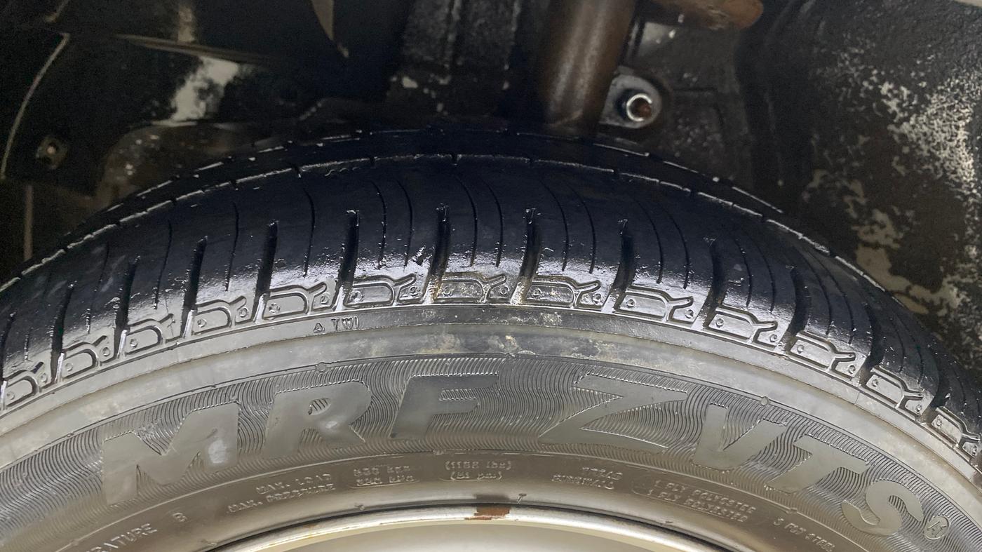 2017 Mahindra KUV 100 NXT K2 P 6 STR, Petrol, Manual, 46,976 km, Left Rear Tyre Tread