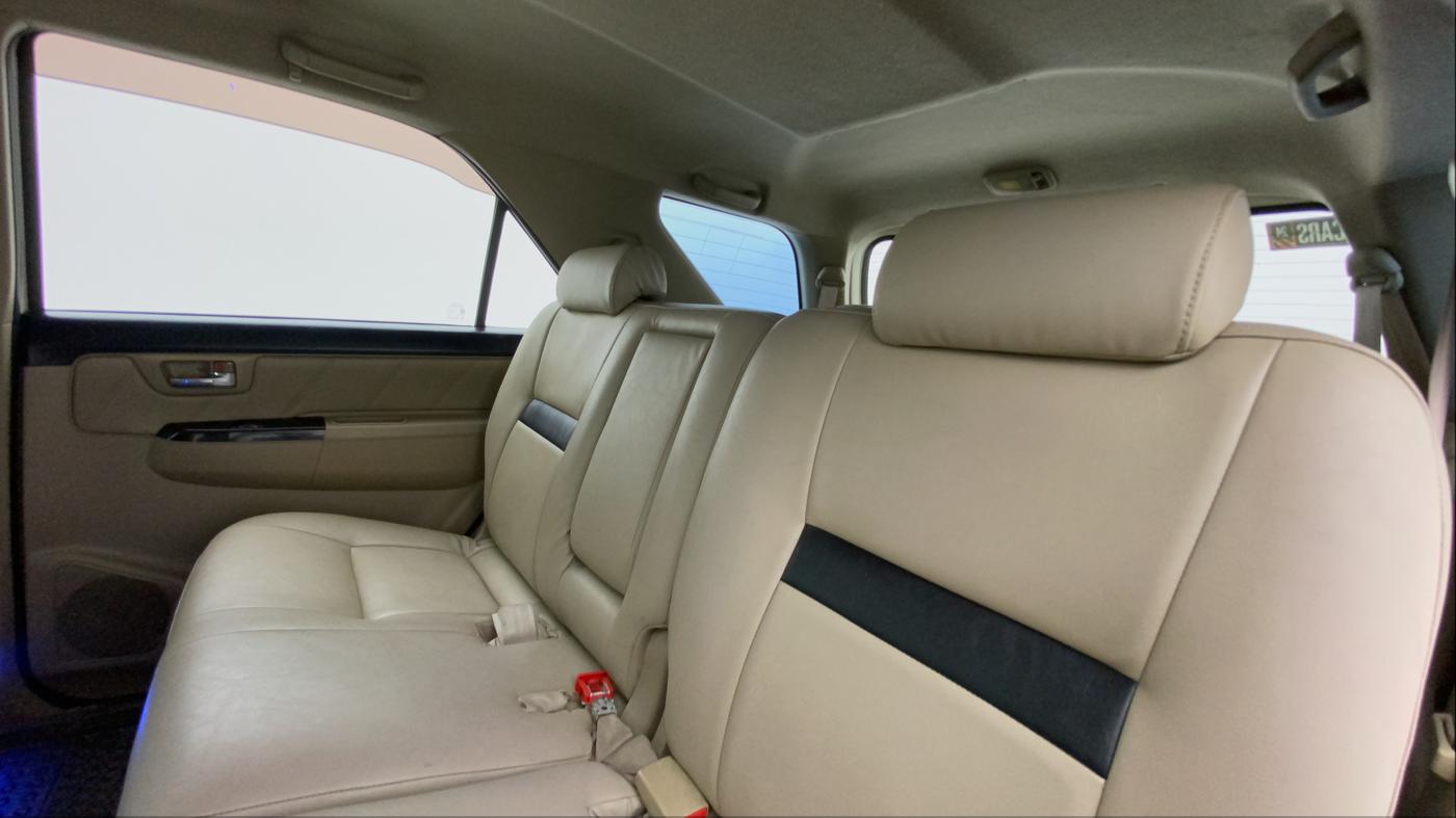 2014 Toyota Fortuner 3.0 4X2 AT, Diesel, Automatic, 1,09,140 km, Right Side Rear Door Cabin