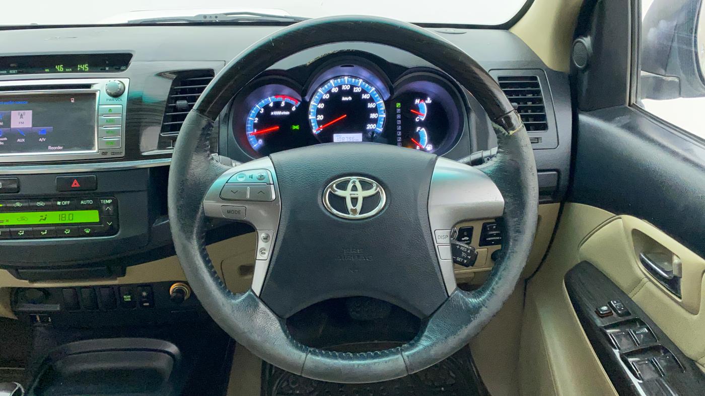 2014 Toyota Fortuner 3.0 4X2 AT, Diesel, Automatic, 1,09,140 km, Steering Wheel Close Up
