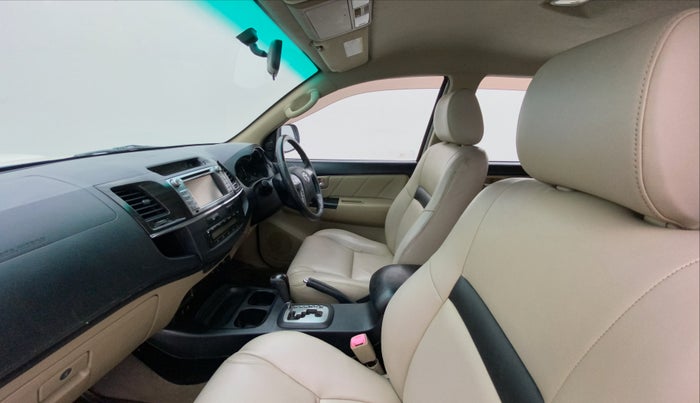 2014 Toyota Fortuner 3.0 4X2 AT, Diesel, Automatic, 1,09,140 km, Right Side Front Door Cabin