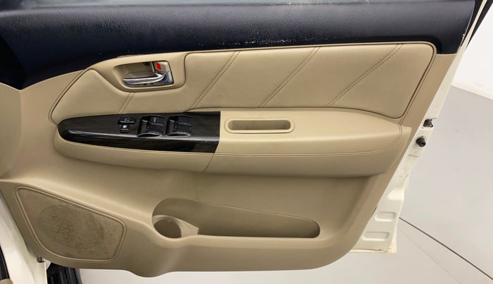 2014 Toyota Fortuner 3.0 4X2 AT, Diesel, Automatic, 1,09,140 km, Driver Side Door Panels Control