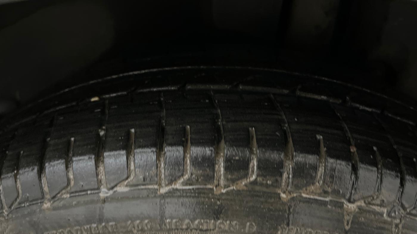 2016 Maruti Ertiga VXI, Petrol, Manual, 67,078 km, Left Rear Tyre Tread