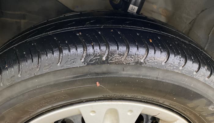2017 Honda Amaze 1.2L I-VTEC S OPT, CNG, Manual, 1,36,569 km, Left Front Tyre Tread