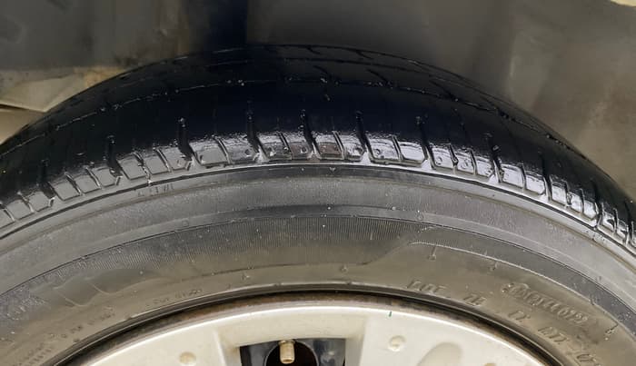 2017 Honda Amaze 1.2L I-VTEC S OPT, CNG, Manual, 1,36,569 km, Right Rear Tyre Tread