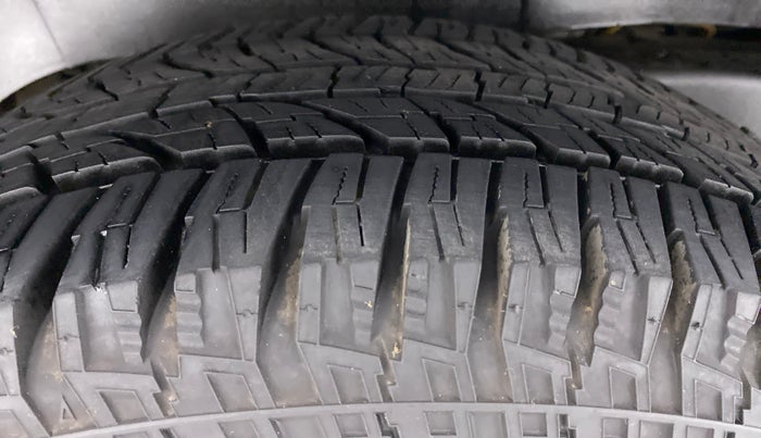 2015 Mahindra TUV300 T8, Diesel, Manual, 59,531 km, Right Rear Tyre Tread