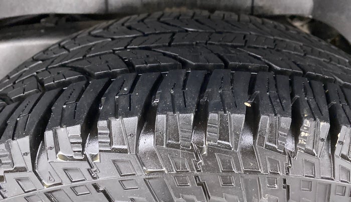 2015 Mahindra TUV300 T8, Diesel, Manual, 59,531 km, Left Rear Tyre Tread